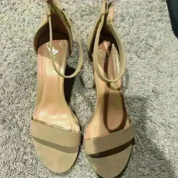 Tan heels size 9 - Picture 1 of 4